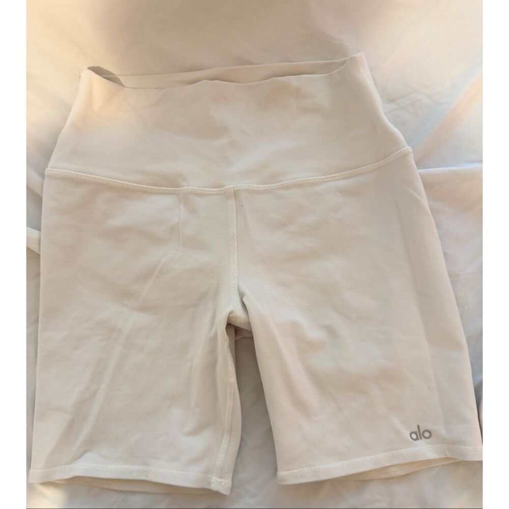 Alo Yoga High Waisted White 5" Airlift Aura Biker Athletic Shorts Logo Size M